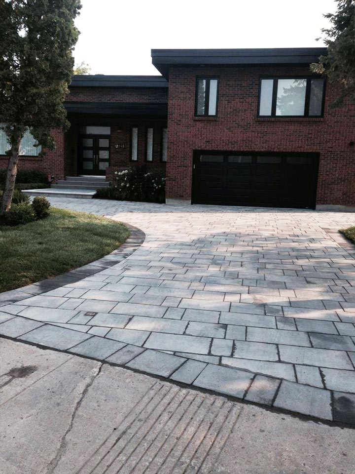 Cut paving stone driveway in front of luxurious Montreal home, Large stone paved driveway in front of a luxury home in Montreal done by L'Entreprise Générale Paysagiste Riccardi